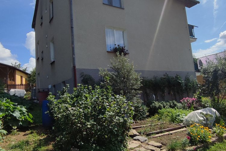 Dvougenerační rodinný dům se dvěma byty nedaleko Prahy