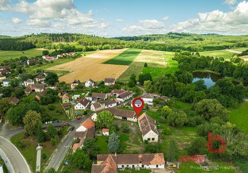 Rodinný dům se 3 byty a 5.236 m2 stavebních pozemků v obci Albrechtice nad Vltavou, okres Písek