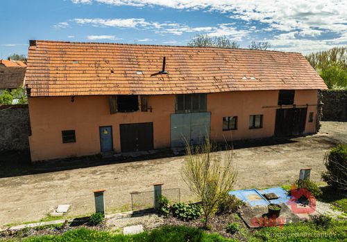 Vícegenerační dům s velkou autodílnou a zahradou v obci Mahouš u Netolic