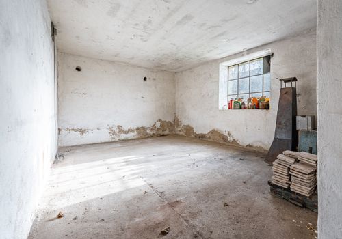 Rodinný dům v obci Koupě se 2 byty a 2.576 m2 pozemku - vše stavební ! Okres Příbram