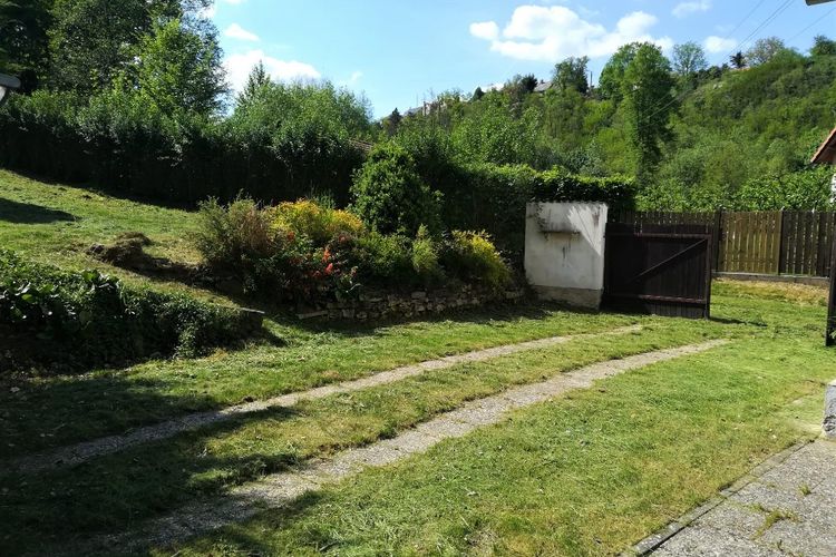 Prostorný rodinný dům na krásném místě se zahradou poblíž Prahy