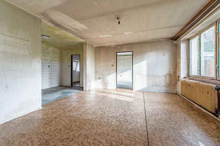 Rodinný dům v obci Koupě se 2 byty a 2.576 m2 pozemku - vše stavební ! Okres Příbram