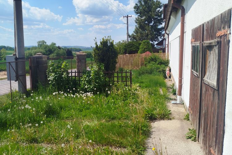 Chalupa s velkou zahradou a stodolou, v obci Mokrá Lhota u Bystřice, okres Benešov