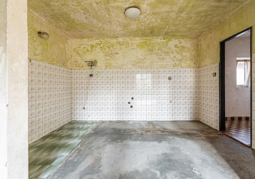 Rodinný dům v obci Koupě se 2 byty a 2.576 m2 pozemku - vše stavební ! Okres Příbram