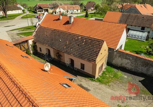 Vícegenerační dům s velkou autodílnou a zahradou v obci Mahouš u Netolic