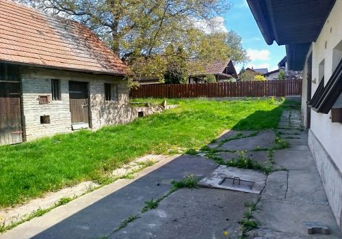 Chalupa s velkou zahradou a stodolou, v obci Mokrá Lhota u Bystřice, okres Benešov
