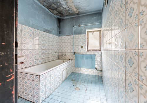 Rodinný dům v obci Koupě se 2 byty a 2.576 m2 pozemku - vše stavební ! Okres Příbram