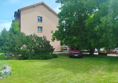 Prostorný slunný byt 2+1 s jídelnou na Hradišti v Písku, s možností zahrádky