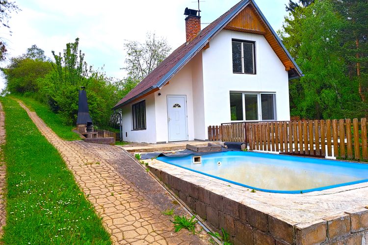 Moderní chata 3+1 s bazénem na krásném místě ve Vrážném u Plzně
