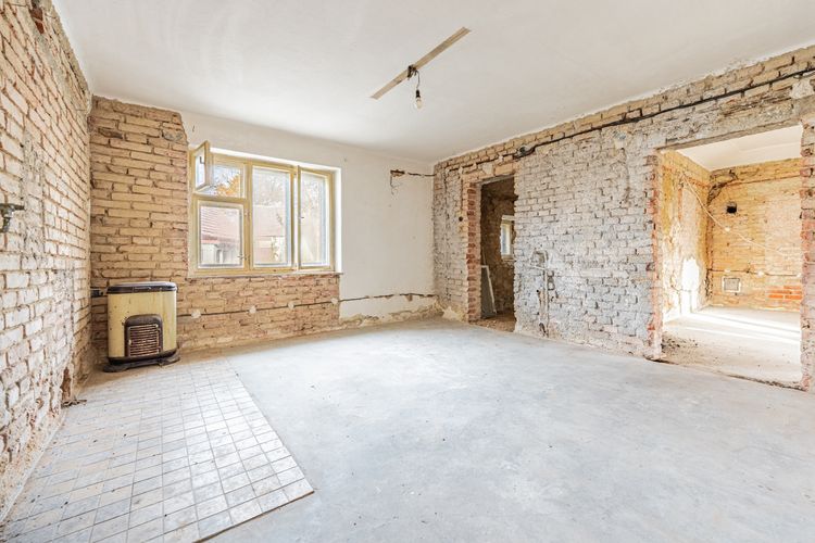 Rodinný dům v obci Koupě se 2 byty a 2.576 m2 pozemku - vše stavební ! Okres Příbram