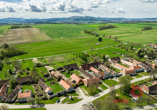 Vícegenerační dům s velkou autodílnou a zahradou v obci Mahouš u Netolic