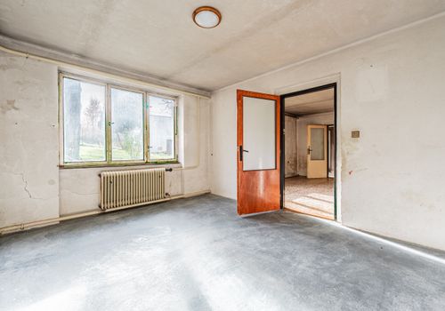 Rodinný dům v obci Koupě se 2 byty a 2.576 m2 pozemku - vše stavební ! Okres Příbram