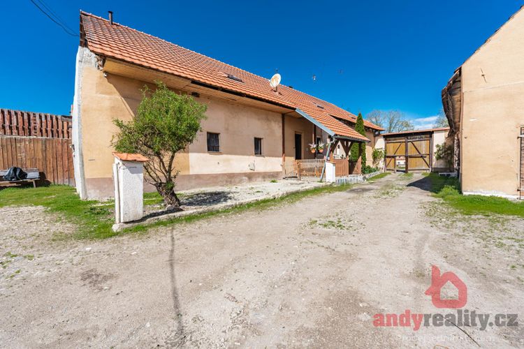 Vícegenerační dům s velkou autodílnou a zahradou v obci Mahouš u Netolic