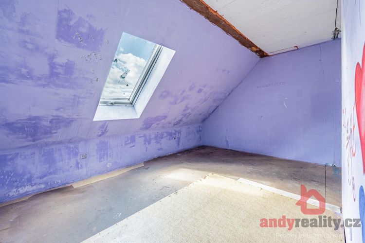 Rodinný dům se 3 byty a 5.236 m2 stavebních pozemků v obci Albrechtice nad Vltavou, okres Písek