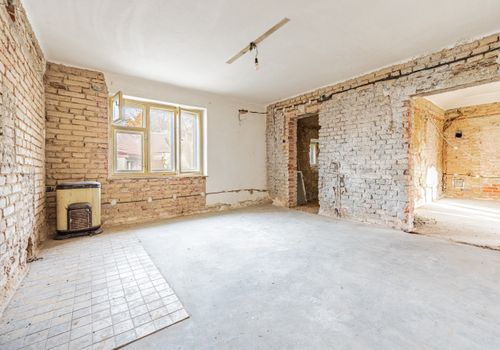 Rodinný dům v obci Koupě se 2 byty a 2.576 m2 pozemku - vše stavební ! Okres Příbram