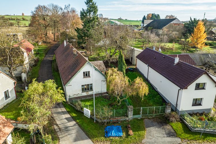 Rodinný dům v obci Koupě se 2 byty a 2.576 m2 pozemku - vše stavební ! Okres Příbram