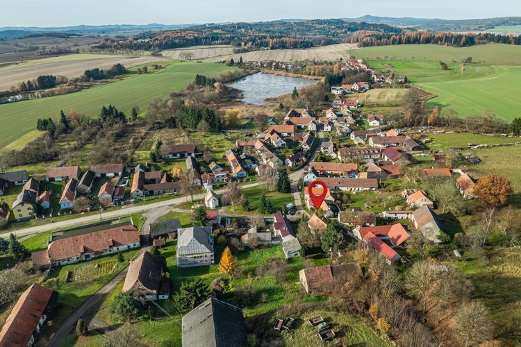 Rodinný dům v obci Koupě se 2 byty a 2.576 m2 pozemku - vše stavební ! Okres Příbram