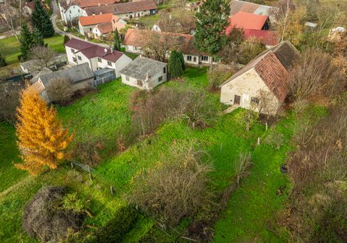 Rodinný dům v obci Koupě se 2 byty a 2.576 m2 pozemku - vše stavební ! Okres Příbram