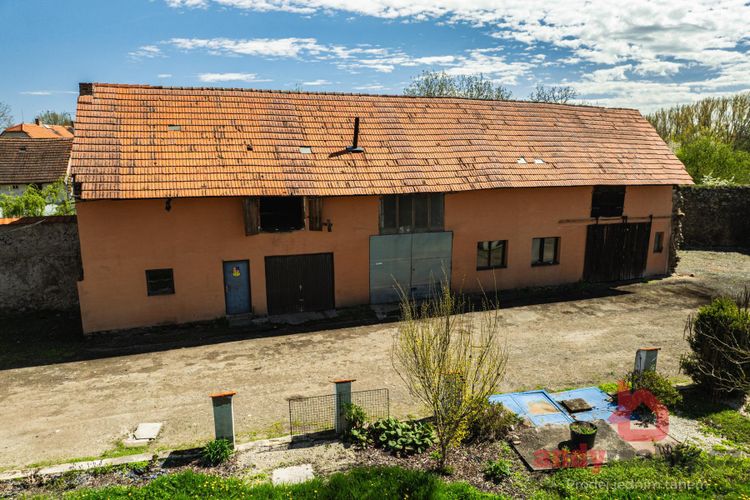 Vícegenerační dům s velkou autodílnou a zahradou v obci Mahouš u Netolic