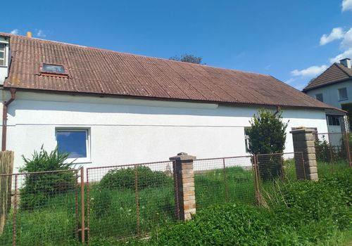 Chalupa s velkou zahradou a stodolou, v obci Mokrá Lhota u Bystřice, okres Benešov