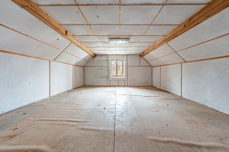 Rodinný dům v obci Koupě se 2 byty a 2.576 m2 pozemku - vše stavební ! Okres Příbram