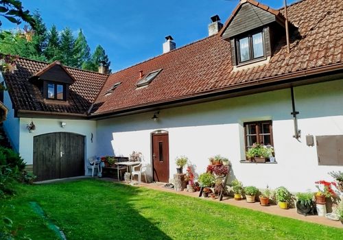 Venkovský rodinný dům 4+1 s vedlejšími stavbami a zahradou s pozemkem 1 598 m² v obci Olešná