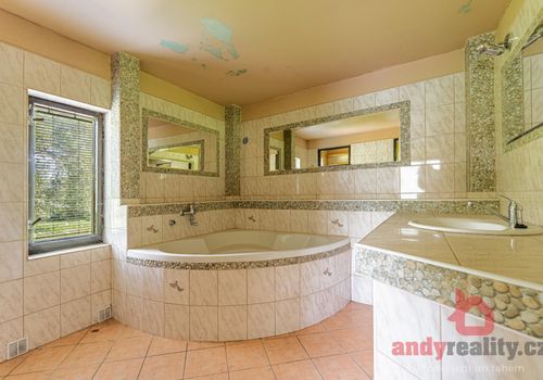 Rodinný dům se 3 byty a 5.236 m2 stavebních pozemků v obci Albrechtice nad Vltavou, okres Písek