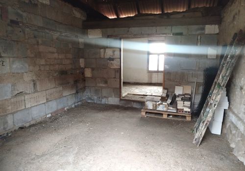 Chalupa s velkou zahradou a stodolou, v obci Mokrá Lhota u Bystřice, okres Benešov