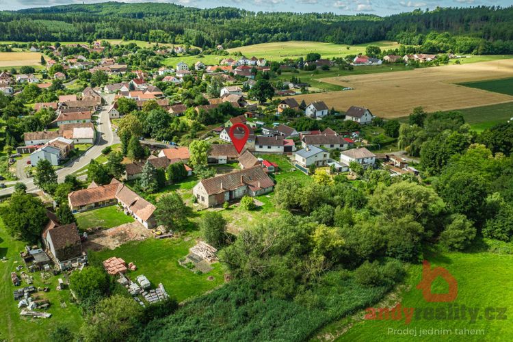 Rodinný dům se 3 byty a 5.236 m2 stavebních pozemků v obci Albrechtice nad Vltavou, okres Písek