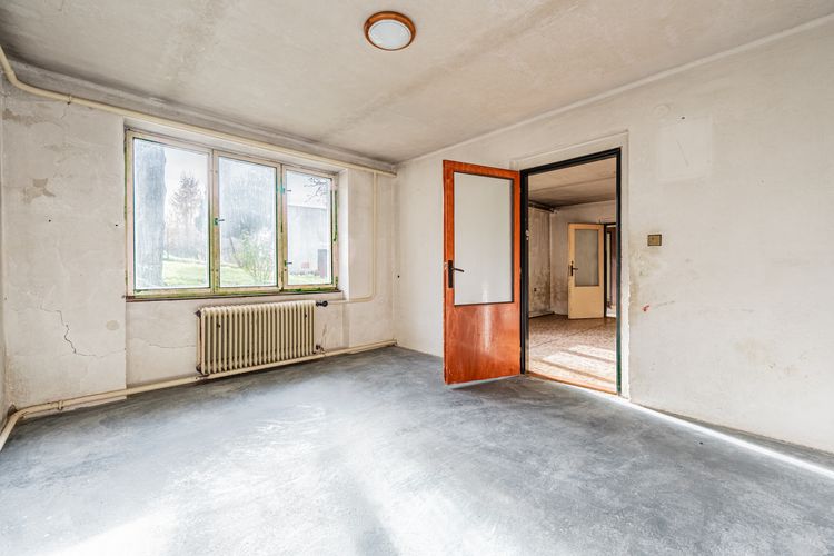 Rodinný dům v obci Koupě se 2 byty a 2.576 m2 pozemku - vše stavební ! Okres Příbram