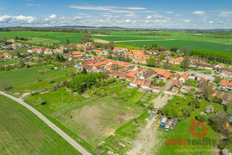 Vícegenerační dům s velkou autodílnou a zahradou v obci Mahouš u Netolic