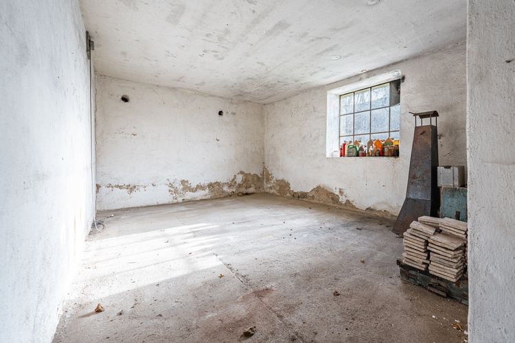 Rodinný dům v obci Koupě se 2 byty a 2.576 m2 pozemku - vše stavební ! Okres Příbram