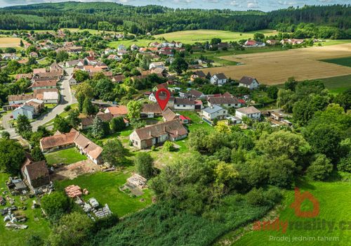 Rodinný dům se 3 byty a 5.236 m2 stavebních pozemků v obci Albrechtice nad Vltavou, okres Písek