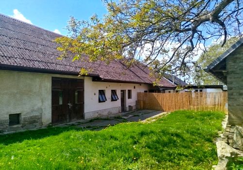 Chalupa s velkou zahradou a stodolou, v obci Mokrá Lhota u Bystřice, okres Benešov